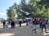 Ribuan wisatawan memadati Pantai Sekerat, Bengalon, Kutim, saat libur Idul Fitri 1447 H. Pengunjung terlihat menikmati suasana pantai bersama keluarga.(Dok: tio/expresi)