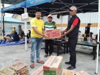 Penyaluran bantuan kepada korban kebakaran di Berbas Pantai Kota Bontang (dok: ist)