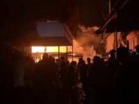 Kebakaran di kawasan permukiman padat Jalan Soekarno Hatta Km 1, Gang Durian RT 21, Kelurahan Simpang Tiga, Loa Janan Ilir, Kota Samarinda, Senin 23 Maret 2026, dini hari (dok: relawan)