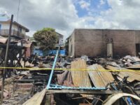 Sisa puing dan material bangunan yang hangus terlihat di lokasi kebakaran di Gang Family 3, Sangatta Utara, Kutim.(Dok: tio/expresi)