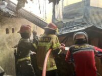 Kebakaran melanda kawasan permukiman padat penduduk di Jalan Karang Jati RT 18, Kelurahan Karang Jati, Kecamatan Balikpapan Tengah, Kota Balikpapan (dok: expresi)