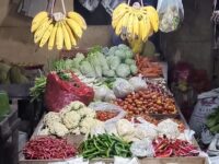 Harga mulai turun, pasokan berangsur pulih aktivitas jual beli cabai dan sayur di pasar Kutim kembali bergeliat.(Dok: tio/expresi)