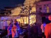 Kebakaran di kawasan permukiman padat penduduk di Jalan Dr. Sutomo, RT 30, Kelurahan Karang Rejo, Kecamatan Balikpapan Tengah, Kota Balikpapan, Senin (30/3/2026) malam (Dok: relawan)
