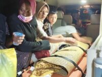 Keluarga korban mendampingi saat proses evakuasi menggunakan ambulans usai insiden tragis di Bengalon, Kutai Timur.(Dok: istimewa)