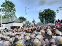 Aksi massa 21 April di Kantor Gubernur (dok: wan/expresi)