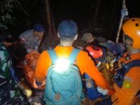 Proses evakuasi mayat dalam tragedi kecelakaan helikopter di Kalbar, Kamis 16 April 2026 (dok: Basarnas)