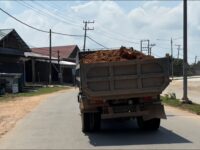 Truk pengangkut tanah galian C melintas di Jalan APT Pranoto, Sangatta Utara, tanpa penutup terpal.(Dok: tio/expresi)