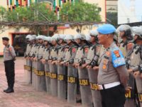 Barisan personel Dalmas Polres Kutai Timur bersiap diberangkatkan ke Samarinda dalam rangka Bantuan Kendali Operasi.(Dok: istimewa)