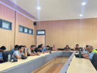 Mediasi antara 11 pekerja lokal terdampak PHK dengan manajemen PT Pamapersada Nusantara berlangsung di kantor Distransnaker Kutai Timur.(Dok: tio/expresi)