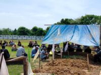 Warga berduka terpaksa menggunakan terpal seadanya saat prosesi pemakaman di TPU Sangatta Indah akibat minimnya fasilitas.(istimewa)