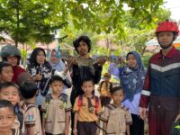 Anak buaya sepanjang sekitar 80 cm berhasil diamankan relawan pemuda siaga bencana KNPI Kutai Timur di depan TK Negeri Pembina, Sangatta Utara.(Dok: tio/expresi)
