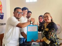 Salah satu bakal calon Ketua Kadin Kutai Timur saat mengambil formulir pendaftaran di Sekretariat Panitia Mukab V Kadin Kutim.(Dok: istimewa)