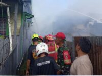 Tim damkar saat berupaya melakukan pendinginan terhadap kebakaran di Lambung Mangkurat Kota Samarinda (dok: Relawan)