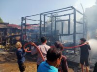 Warga berjibaku memadamkan sisa kobaran api yang melalap satu unit rumah di RT 05 Desa Mawai Indah, Kecamatan Batu Ampar, Kutai Timur.(Dok: istimewa)
