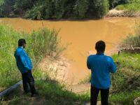 Petugas Perumdam Tirta Tuah Benua Kutai Timur melakukan pemantauan kondisi Sungai Sangatta yang tampak mengalami penurunan debit.(Dok: Istimewa)