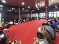 Musyawarah adat di Rumah Pore Adat Kutai, Sangatta Utara, menjadi momen penyelesaian damai konflik antarwarga melalui kesepakatan hukum adat.(Dok: istimewa)
