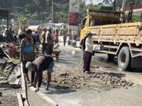 Warga Kukar benahi jalan provinsi di kawasan Loa Kulu (dok: warga)