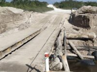 Jembatan sementara di Desa Senyiur kembali difungsikan setelah perbaikan darurat.(Dok: istimewa)