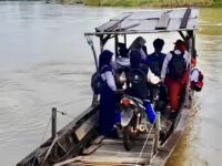 Tangkapan layar Sejumlah anak sekolah di Desa Longjak, Kecamatan Busang, Kutai Timur, menyeberangi sungai menggunakan perahu untuk menuju sekolah karena belum adanya jembatan penghubung.(Dok: istimewa)