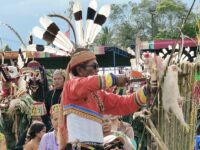 Ritual adat Dayak Wehea dalam Festival Lom Plai 2026 di Muara Wahau, Kutai Timur (Dok: tio/expresi)