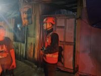Petugas bersama warga berada di lokasi pria yang bakar dirinya di Balikpapan (dok: istimewa)