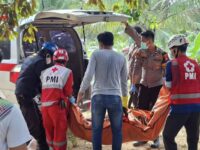 Evakuasi jasad pria 66 tahun oleh petugas PMI dan kepolisian dari rumah kebun di Km 08 Sangatta–Bontang, Sangatta Selatan, setelah ditemukan dalam kondisi meninggal dunia.(Dok: istimewa)
