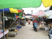 Salah satu jalan umum yang di gunakan sebagai pasar yang ada di Kecamatan sangatta selatan Jl. Masabang.(Dok: tio/expresi)