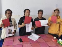 Forum Pemuda Kutim memberikan simbol “kartu merah” kepada Satpol PP Kutim (dok: Tio/expresi)