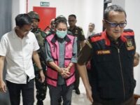 Tersangka kasus dugaan korupsi tambang di Kukar saat ditahan oleh Kejati Kaltim (dok: Kejatikaltim)