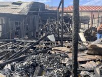 Sisa bangunan rumah warga di Desa Sepaso yang hangus terbakar diduga akibat korsleting listrik. Kerugian ditaksir mencapai Rp200 juta. (Dok: Istimewa)‎