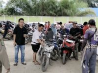 Antrean kendaraan roda dua mengular di salah satu SPBU di wilayah Wahau - Miau, Kutai Timur.(Dok: tio/expresi)