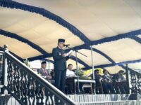 Bupati Kutim, Ardiansyah Sulaiman, yang bertindak sebagai pembina upacara.(Dok: tio/expresi)