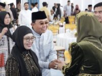Wali Kota Bontang disambut Bunda Harum dalam Open House Gubernur Kaltim (dok:humaspemrovkaltim)