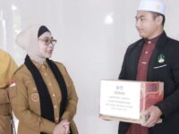 Wali Kota Neni Moerniaeni salurkan donasi di Pesantren Subulana bersama Dharma Wanita Persatuan Setda Bontang (dok:prokompim)