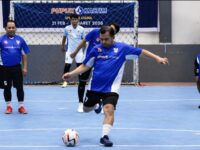 Wakil Wali Kota Bontang Agus Haris menutup Final Liga Ramadhan Futsal ke-8 Tahun 1447 Hijriah dengan laga eksebisi bersama manajemen PT Pupuk Kalimantan Timur (dok:ist)