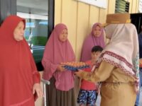 Neni Moerniaeni, menyerahkan bantuan untuk lansia di RT 005 Kelurahan Bontang Lestari (dok:ist)
