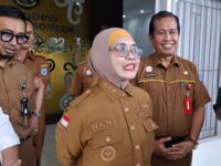 Wali Kota Bontang Neni Moerniaeni didampingi Kepala Disnaker Asdar Ibrahim (kanan). (dok:salsa/expresi)