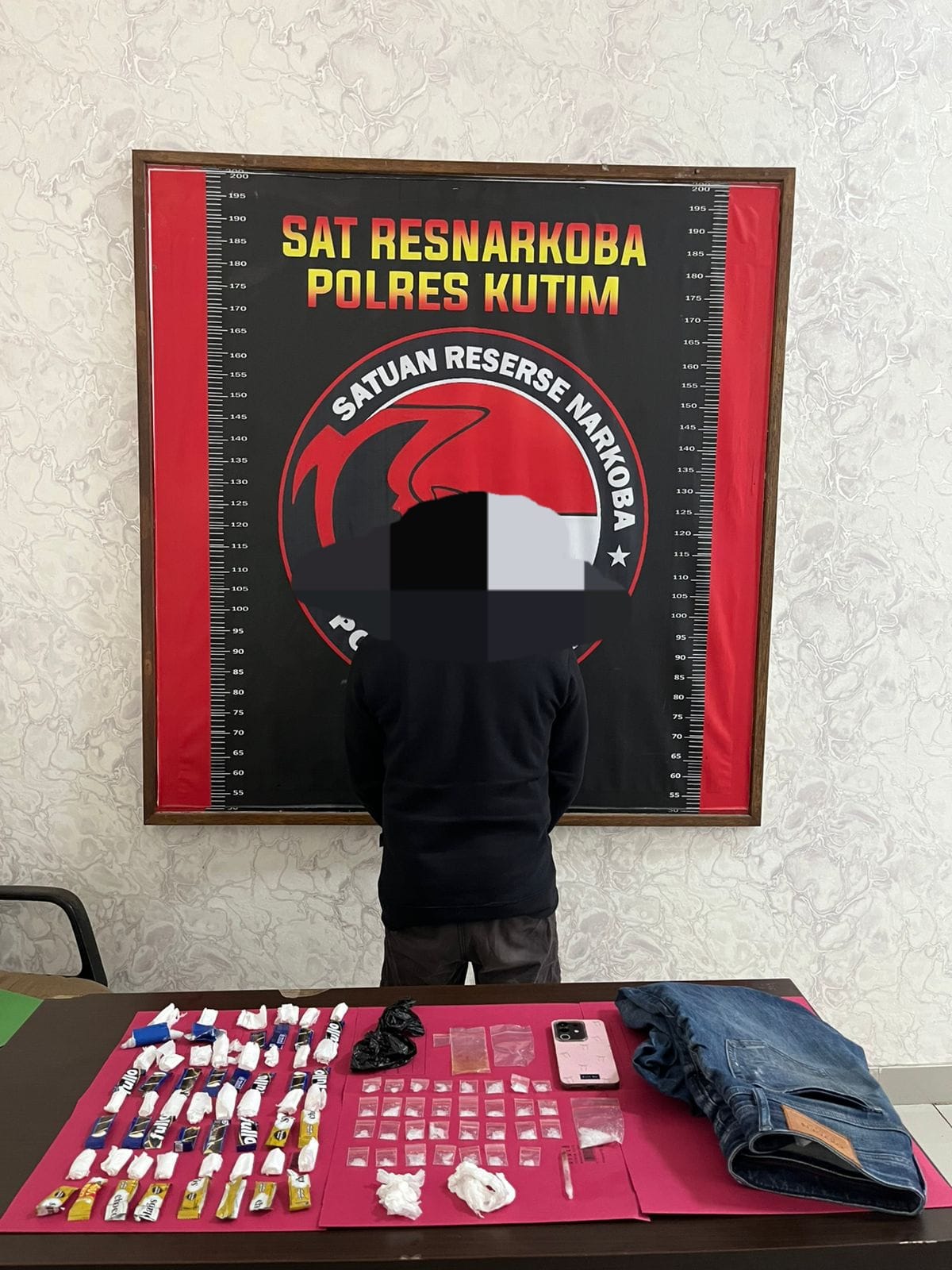 Seorang pria berinisial AWH (43) diamankan oleh Polres Kutai Timur setelah kedapatan menyimpan puluhan paket sabu.(Dok: istimewa)