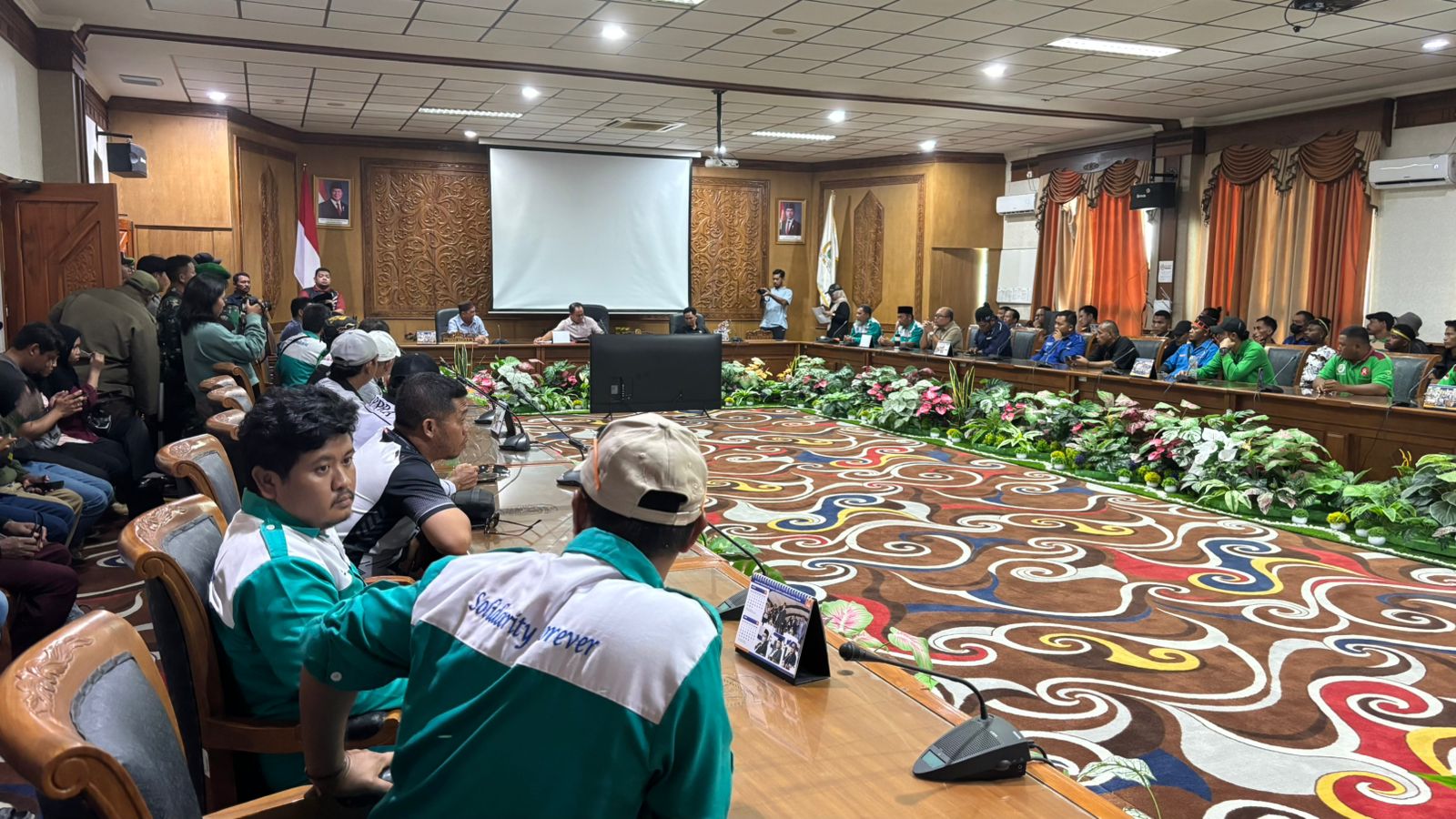 Suasana rapat dengar pendapat (hearing) di ruang sidang DPRD Kutai Timur usai aksi unjuk rasa buruh.(Dok: tio/expresi)