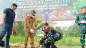 Wakil Bupati Kutim, Mahyunadi, turut melakukan penanaman pohon endemik dalam kegiatan penanaman serentak Kodam VI/Mulawarman di Desa Swarga Bara.(Dok: tio/expresi)