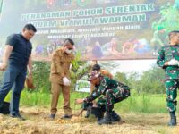 Wakil Bupati Kutim, Mahyunadi, turut melakukan penanaman pohon endemik dalam kegiatan penanaman serentak Kodam VI/Mulawarman di Desa Swarga Bara.(Dok: tio/expresi)