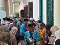 Keluarga memadati area Masjid Agung Al-Faruq saat momen pelepasan jamaah haji.(Dok: tio/expresi)