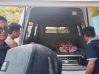 Warga mengevakuasi seorang pria yang ditemukan dalam kondisi tidak sadarkan diri di tepi parit Jalan Pemancar 1, Sangatta Utara.(Dok: istimewa)