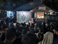 Ratusan warga memadati halaman Kantor Biro Kaltim Post Kutim saat mengikuti nonton bareng dan diskusi film dokumenter Pesta Babi: Kolonialisme di Zaman Kita di Sangatta Utara.(Dok: tio/expresi)