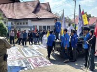 Mahasiswa Kutim menggelar aksi di depan Kantor Disdikbud.(Dok: tio/expresi)