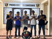 Tim Enggang Sangsaka Polsek Sangkulirang menunjukkan terduga pelaku MA alias A usai diamankan dalam kasus dugaan peredaran narkotika jenis sabu di Desa Susuk Dalam, Kecamatan Sandaran, Kutai Timur.(Dok: istimewa)