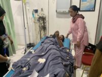 Korban serangan buaya di kawasan Dermaga Kenyamukan, Sangatta Utara, saat menjalani perawatan medis di RS PKT Sangatta.(Dok: istimewa)