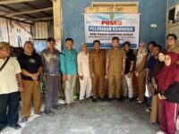 Petugas Disdukcapil Kutim bersama perangkat desa dan warga berfoto usai pembukaan Posko Pelayanan Adminduk di Kampung Sidrap.(Dok: istimewa)