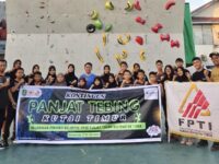 Kontingen panjat tebing Kutai Timur berfoto bersama sebelum bertolak ke Kejurprov KU Kaltim 2026 di Samarinda.(Dok: tio/expresi)