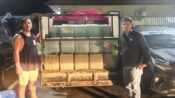 Petugas Satreskrim Polres Kutim menunjukkan barang bukti ratusan jerigen berisi BBM subsidi jenis Pertalite yang diamankan dalam pengungkapan kasus dugaan penyalahgunaan BBM ilegal di Kutai Timur.(Dok: tio/expresi)